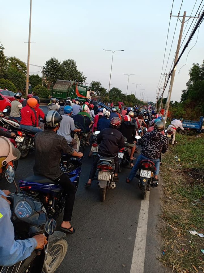 Ô tô mất lái, húc bay dải phân cách rồi lật ngữa giữa đường - hình ảnh khiến nhiều người hoảng hốt  - Ảnh 4.