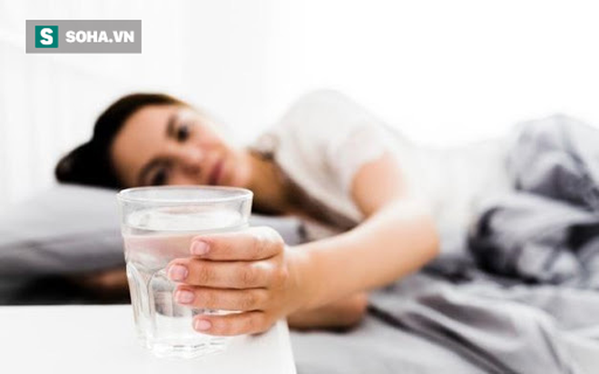11 lợi ích của việc uống nước khi bụng đói - Ảnh 1.