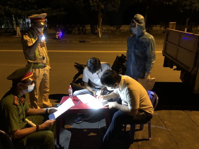 Cận cảnh quy trình kiểm tra, giám sát y tế người ra vào Đà Nẵng để chống dịch Covid-19 - Ảnh 8.