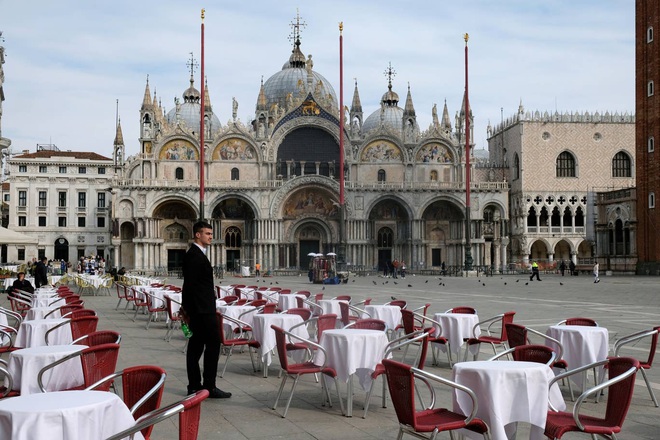 Hành động hơn vạn lời nói: Hình ảnh cho thấy người dân Italy nghiêm chỉnh chấp hành quy tắc một mét để đẩy lùi giặc Covid-19 - Ảnh 7.