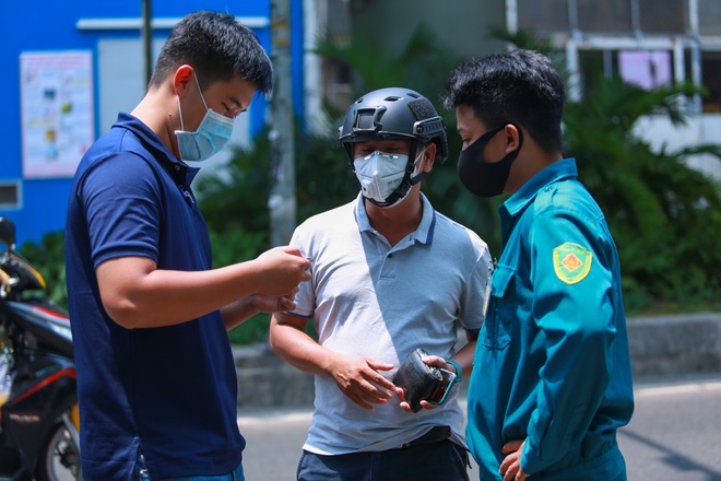 Di chuyển 2 phụ nữ trong con hẻm bị phong tỏa ở Sài Gòn vì nghi có người nhiễm Covid-19 - Ảnh 4.