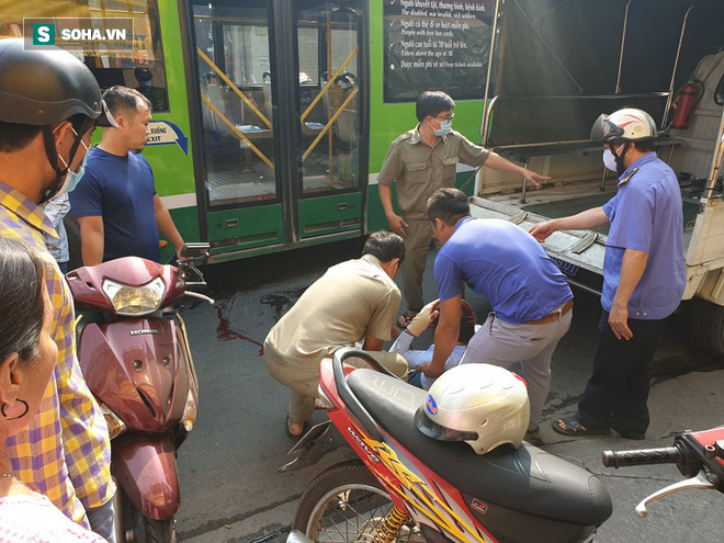 Va chạm với xe buýt, cô gái trẻ bị cán nát đôi chân ở Sài Gòn - Ảnh 1.
