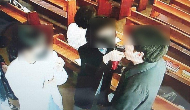 Hàn Quốc: Xịt nước muối vào miệng tín đồ để khử trùng, nhà thờ khiến 46 người nhiễm COVID-19 - Ảnh 1.