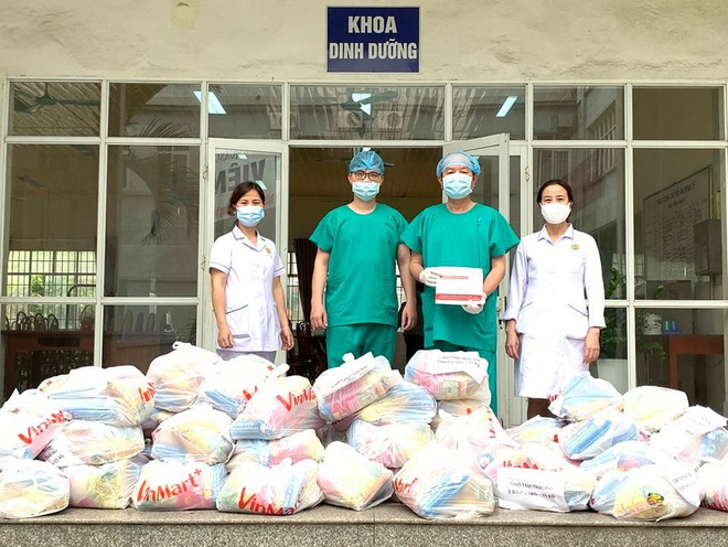 Tận mắt xem bác sĩ điều trị bệnh nhân nhiễm Covid-19 tại Quảng Ninh - Ảnh 14.