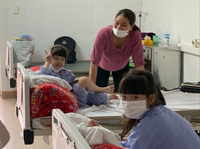 Tận mắt xem bác sĩ điều trị bệnh nhân nhiễm Covid-19 tại Quảng Ninh - Ảnh 6.