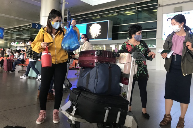 Người dân mặc đồ bảo hộ kín mít ra sân bay, ga quốc tế Tân Sơn Nhất hoang vắng lạ thường - Ảnh 12.