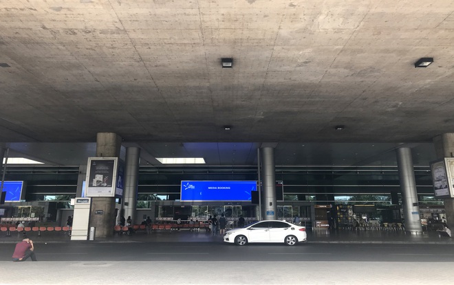 Người dân mặc đồ bảo hộ kín mít ra sân bay, ga quốc tế Tân Sơn Nhất hoang vắng lạ thường - Ảnh 5.