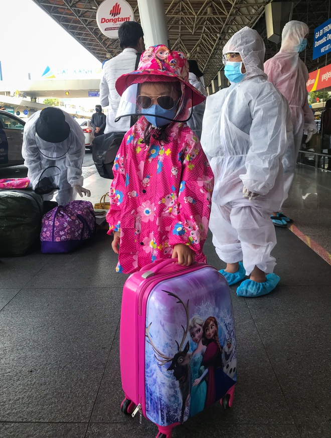 Người dân mặc đồ bảo hộ kín mít ra sân bay, ga quốc tế Tân Sơn Nhất hoang vắng lạ thường - Ảnh 9.