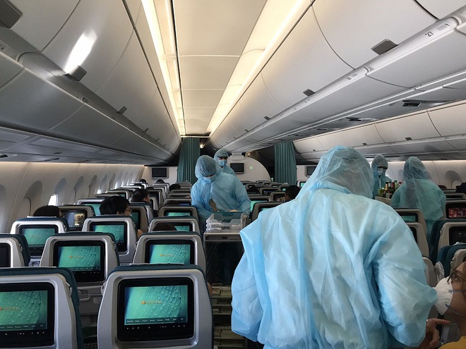 [Ảnh] Bên trong các chuyến bay trở về từ tâm dịch Covid-19 tại châu Âu của Vietnam Airlines - Ảnh 10.
