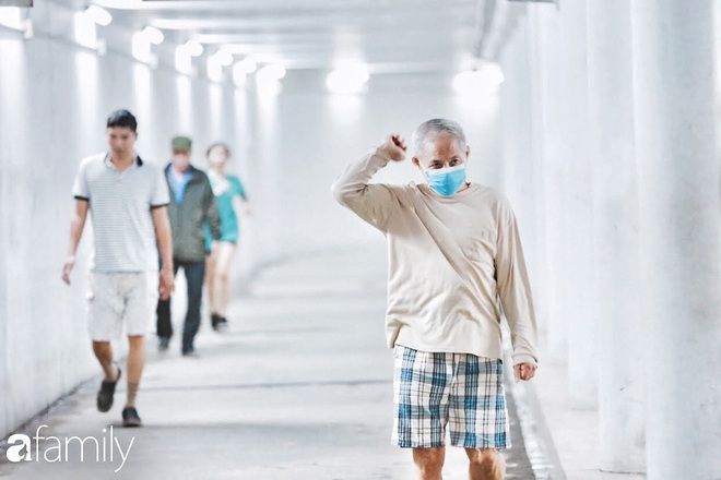 Kỳ lạ giữa Hà Nội mùa dịch: Trên đường vắng tanh, già trẻ, lớn bé rủ nhau xuống hầm tập thể thao nâng cao sức khỏe - Ảnh 8.