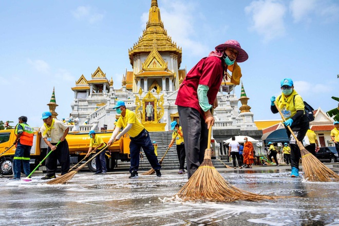 24h qua ảnh: Người Malaysia tràn sang Singapore trước giờ biên giới đóng cửa - Ảnh 9.