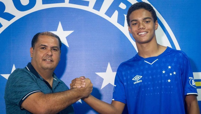 Chối từ cha đẻ, con trai duy nhất của Ronaldinho lập danh dưới mái nhà của Ronaldo - Ảnh 2.
