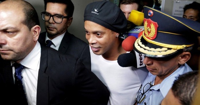 Bạn thân tiết lộ góc khuất phía sau nụ cười giữa cảnh ngục tù của Ronaldinho - Ảnh 1.