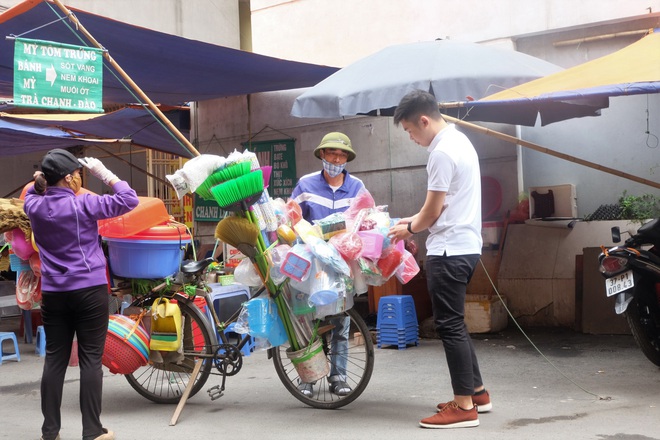 Sinh viên đi học sau đợt dịch Covid-19, hoạt động kinh doanh ven trường sôi động trở lại - Ảnh 4.