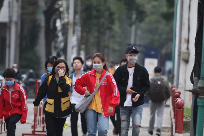 Sinh viên đi học sau đợt dịch Covid-19, hoạt động kinh doanh ven trường sôi động trở lại - Ảnh 1.