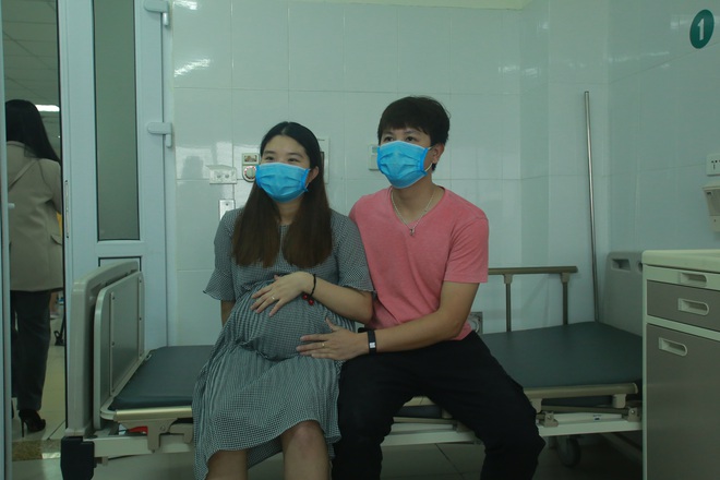 Niềm hạnh phúc trong ngày xuất viện của thai phụ 39 tuần trở về từ Vũ Hán - Ảnh 2.