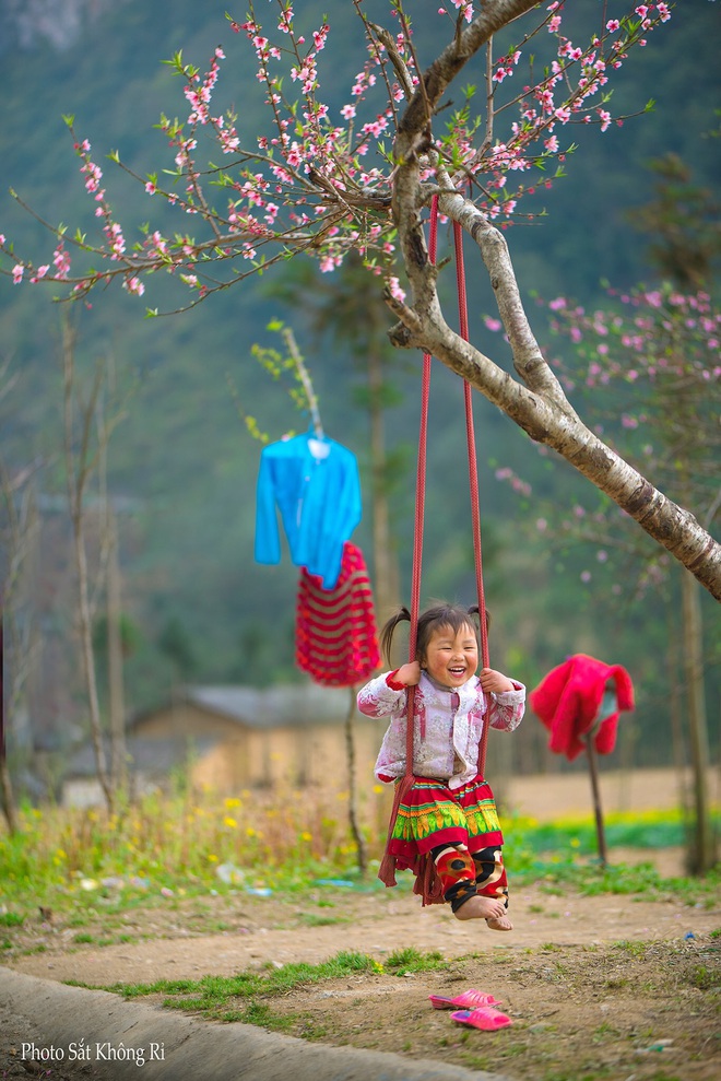Khoảnh khắc cô bé Hà Giang nô đùa, cười rạng rỡ bên đường khiến bao người xao xuyến - Ảnh 3.