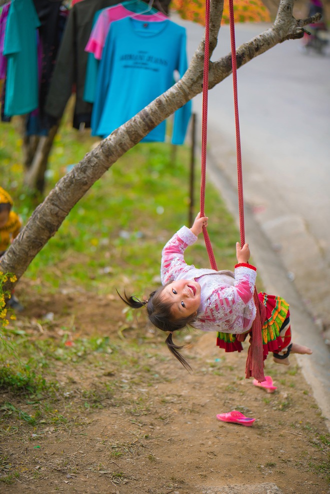 Khoảnh khắc cô bé Hà Giang nô đùa, cười rạng rỡ bên đường khiến bao người xao xuyến - Ảnh 1.