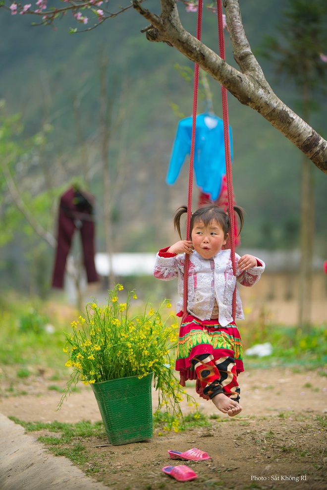 Khoảnh khắc cô bé Hà Giang nô đùa, cười rạng rỡ bên đường khiến bao người xao xuyến - Ảnh 7.