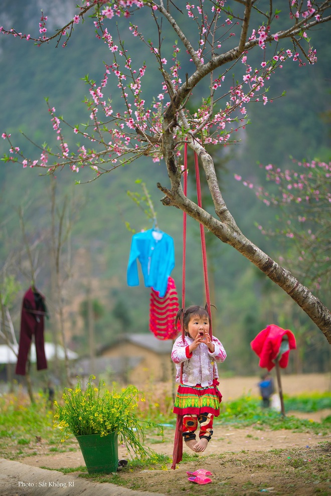 Khoảnh khắc cô bé Hà Giang nô đùa, cười rạng rỡ bên đường khiến bao người xao xuyến - Ảnh 8.
