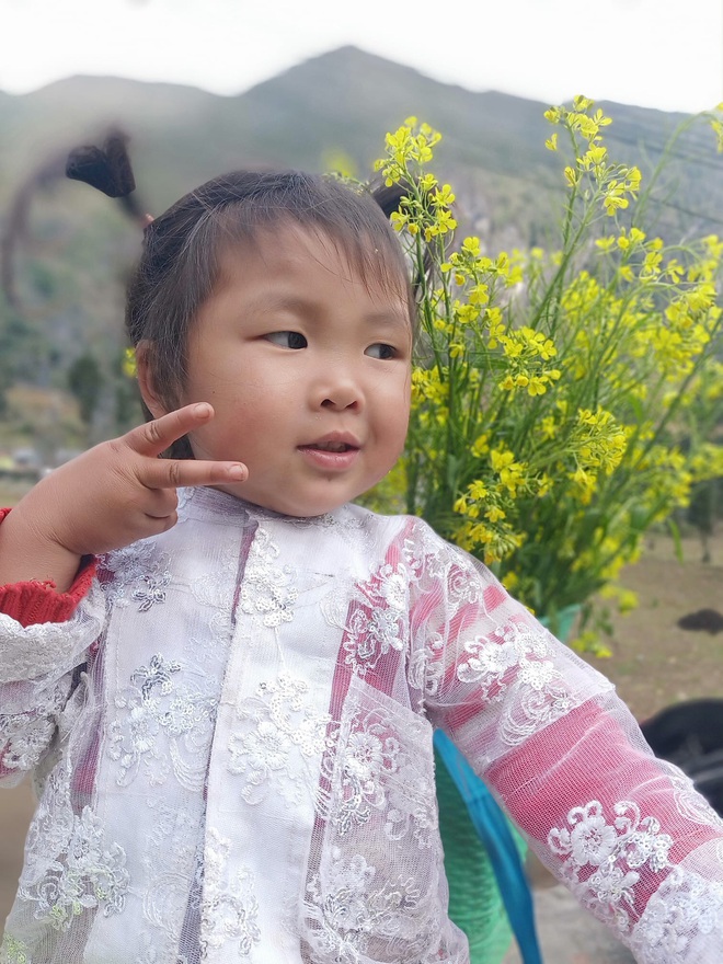 Khoảnh khắc cô bé Hà Giang nô đùa, cười rạng rỡ bên đường khiến bao người xao xuyến - Ảnh 11.
