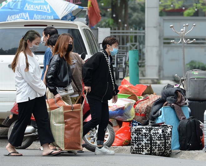 Sinh viên chuyển đồ thâu đêm nhường chỗ cho người cách ly: Mệt nhưng vui vì góp phần nhỏ bé chống dịch Covid-19 - Ảnh 3.