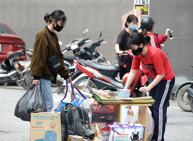 Sinh viên chuyển đồ thâu đêm nhường chỗ cho người cách ly: Mệt nhưng vui vì góp phần nhỏ bé chống dịch Covid-19 - Ảnh 2.