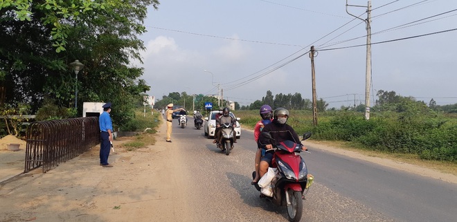 Quảng Nam và Quảng Ngãi: Lập chốt kiểm tra thân nhiệt, đeo khẩu trang của hành khách 24/24h - Ảnh 6.