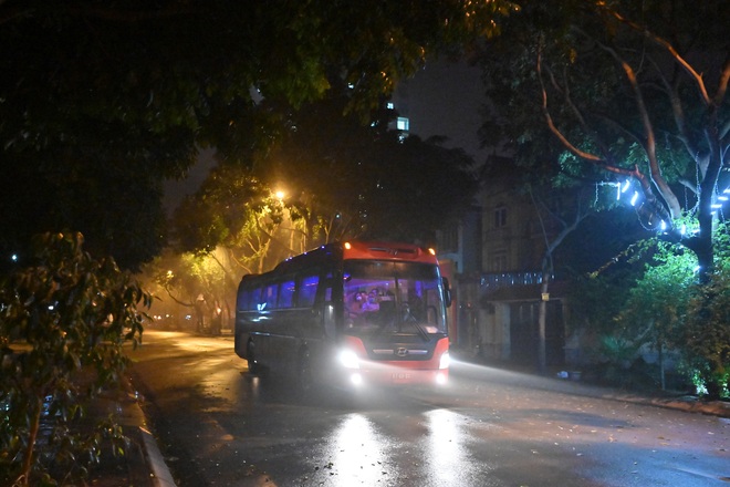 [ẢNH] Cách ly 14 ngày với gần 100 du học sinh bay từ Mỹ về nước tại Khu nhà ở sinh viên Tứ Hiệp - Ảnh 1.