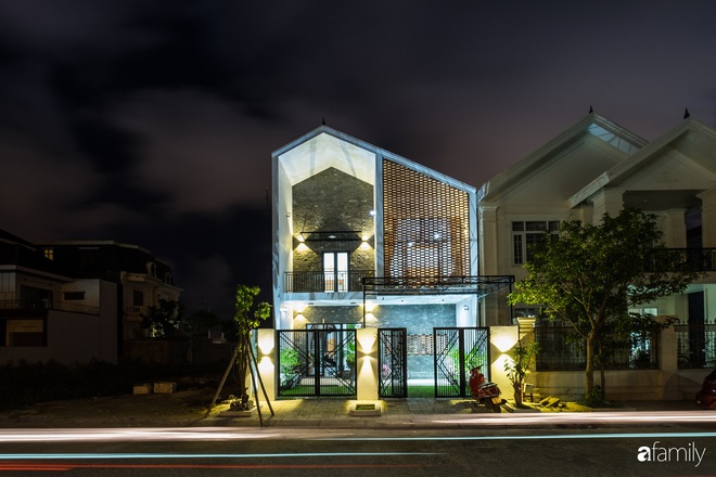 Rộng 160m², ngôi nhà ở Quảng Bình được dùng vật liệu đặc biệt để không gian sống đủ ánh sáng và gió trời dù không nhiều cửa sổ - Ảnh 2.