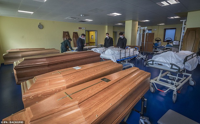 Covid-19 ở Ý: Bệnh viện hết chỗ kê giường, nghĩa trang không chứa đủ quan tài - Ảnh 9.