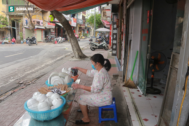 Sau 14 ngày cách ly, chủ hàng tại Trúc Bạch huy động nhân viên chuẩn bị cho ngày trở lại - Ảnh 4.