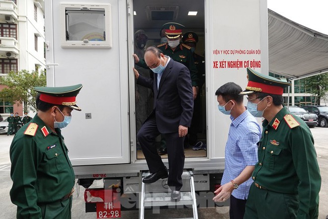 Thủ tướng Nguyễn Xuân Phúc kiểm tra công tác phòng chống dịch Covid-19 của Quân đội - Ảnh 2.