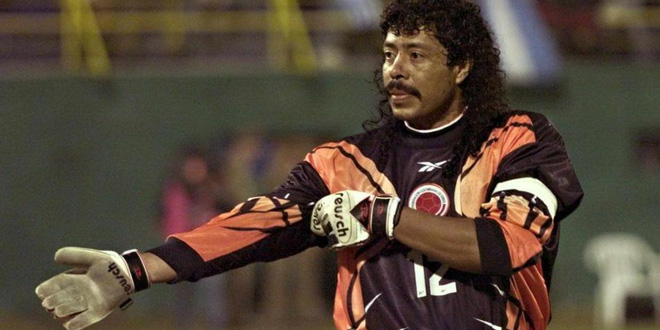 Thủ môn kỳ dị nhất lịch sử bóng đá thế giới: Cú đá bọ cạp và án tù vì trùm ma túy Escobar - Ảnh 2.