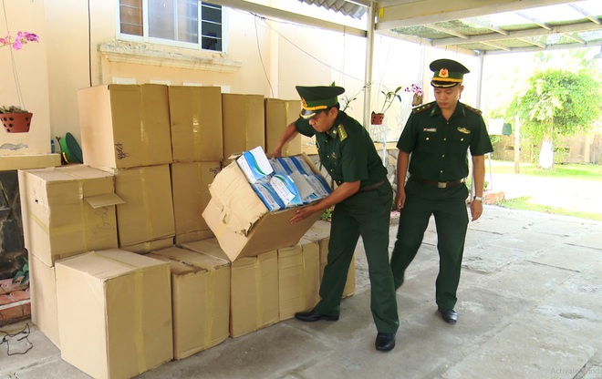 Biên phòng bắt lô hàng 50.000 khẩu trang xuất lậu sang Campuchia - Ảnh 1.