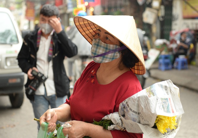 Chủ cửa hàng tạp hoá gần nhà nữ nhân viên y tế nhiễm Covid-19 sáng chế chiêu độc phòng bệnh - Ảnh 6.