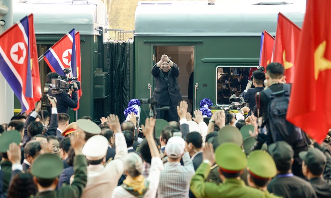 Chủ tịch Kim Jong Un vẫy tay chào tạm biệt và cảm ơn Việt Nam, lên tàu bọc thép, kết thúc chuyến công du - Ảnh 3.