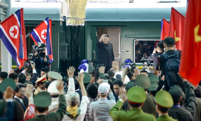 Chủ tịch Kim Jong Un vẫy tay chào tạm biệt và cảm ơn Việt Nam, lên tàu bọc thép, kết thúc chuyến công du - Ảnh 2.