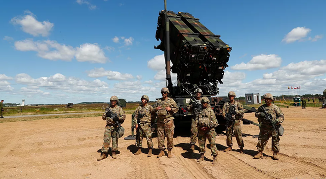 Căn cứ Khmeimim bị tên lửa tập kích, nắm đấm thép của Shoigu đã sẵn sàng ở Syria - Mỹ đưa Patriot áp sát biên giới - Ảnh 1.