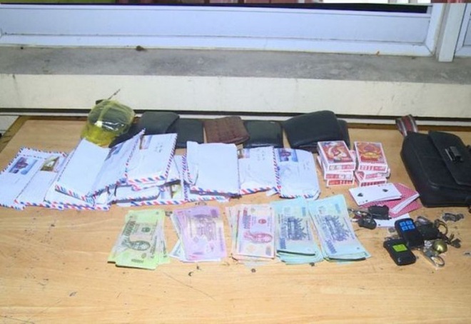 Đánh bài ăn tiền trong nhà hoang, 15 người bị bắt cùng 77 triệu đồng trên sới bạc - Ảnh 2.