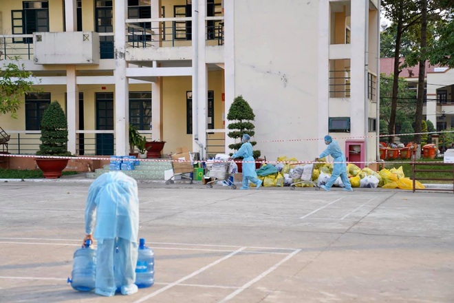 Cậu du học sinh từng nổi tiếng khi bày tiệm tạp hóa trong phòng cách ly tiếp tục tạo làn sóng với bộ ảnh về những người lính ướt đẫm mồ hôi nơi chống dịch - Ảnh 17.