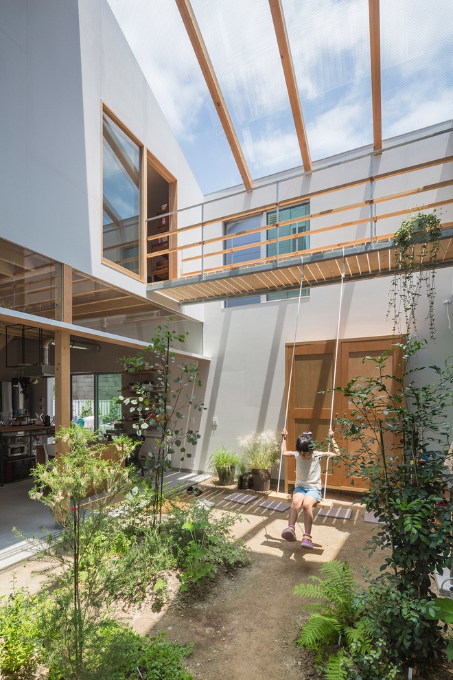 Căn nhà yên vui dưới bóng nắng và cây xanh của gia đình trẻ ở Nhật Bản - Ảnh 2.