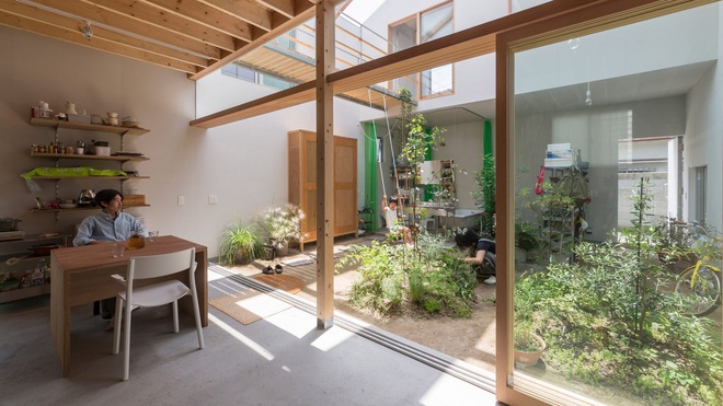 Căn nhà yên vui dưới bóng nắng và cây xanh của gia đình trẻ ở Nhật Bản - Ảnh 3.