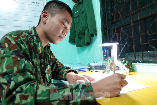 259 học viên Biên phòng lên biên giới dầm mưa chống đại dịch - Ảnh 13.