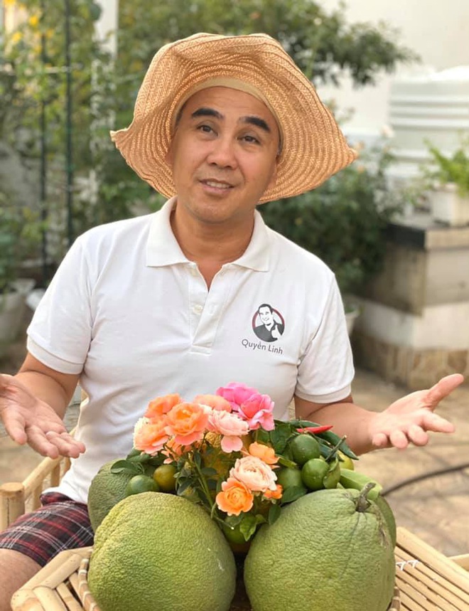 Bà xã Quyền Linh khoe thành quả thu hoạch hoa trái sai trĩu trong căn biệt thự 21 tỷ, được cả chồng lẫn 2 cô con gái xinh đẹp phụ giúp - Ảnh 9.