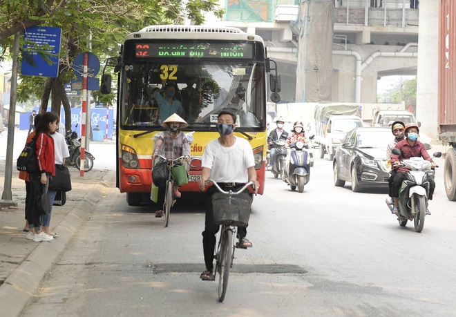 [Ảnh] Khách tăng đột biến, xe buýt chật kín người, tài xế, phụ xe thấp thỏm trong ngày đầu Hà Nội cắt giảm hoạt động - Ảnh 5.