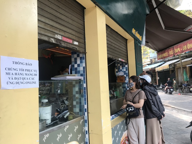 Sau lệnh dừng hoạt động, hàng quán ở Hà Nội bất ngờ thay đổi hình thức bán hàng - Ảnh 7.