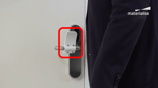 Với món đồ đơn giản này, bạn có thể mở cửa mà không cần chạm vào tay nắm - Ảnh 2.