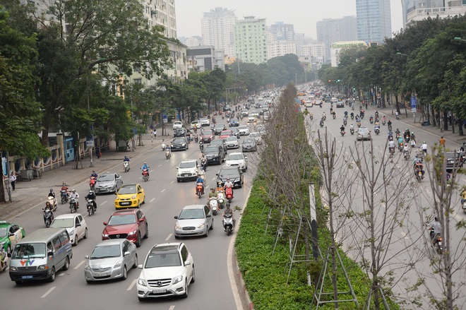 Phố Hà Nội vắng người, hàng quán đóng cửa sau yêu cầu tạm đình chỉ hoạt động cơ sở kinh doanh dịch vụ từ 28/3 - Ảnh 4.