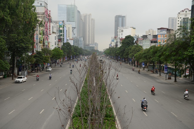 Phố Hà Nội vắng người, hàng quán đóng cửa sau yêu cầu tạm đình chỉ hoạt động cơ sở kinh doanh dịch vụ từ 28/3 - Ảnh 5.